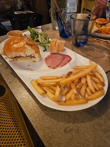 Burger maison et tranche grillée
