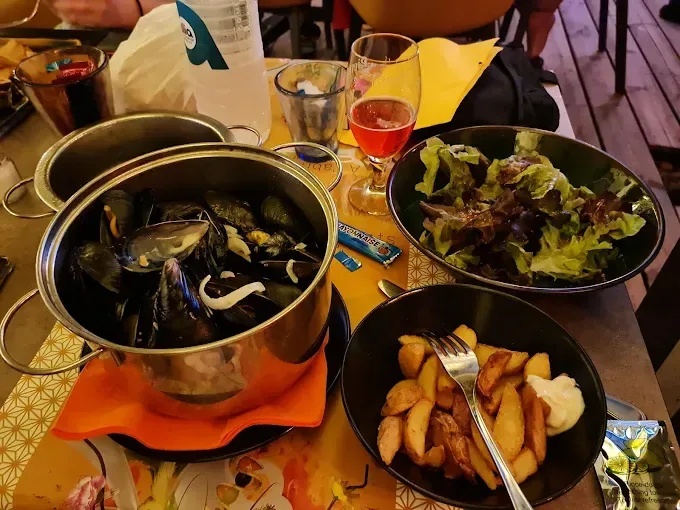 Moules de Diana, salade et frites