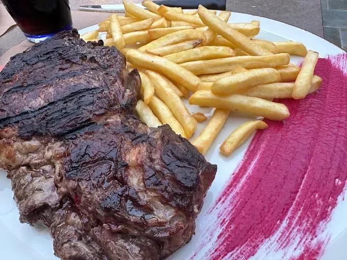 Entrecôte saignante, frites